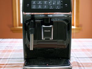 phillips-EP3221-series-3200-fully-automatic-espresso-maker
