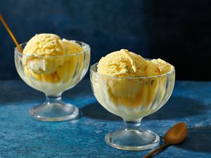 bastani sonati ice cream scoops in two glass bowls with spoons on dark blue surface