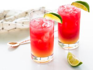 Bay breeze cocktail in glasses with lime garnish