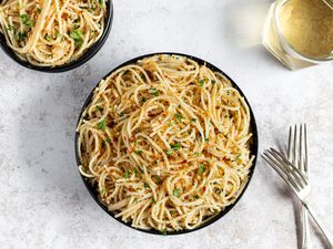 Spicy spaghetti with garlic and olive oil in bowls