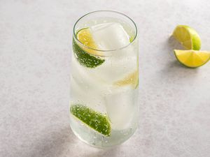 Vodka tonic recipe with lime wedges